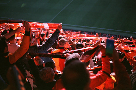 Sálakat emelő szurkolók egy telt stadionban világbajnoki esti hangulatban