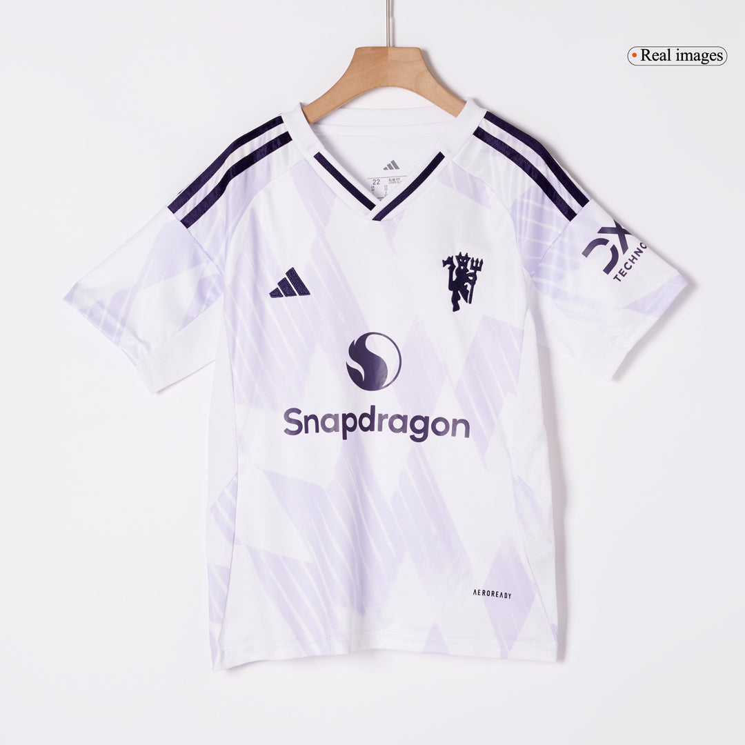Gyerek Manchester United 
 Idegenbeli 
Mez 
Készlet (Mez + Nadrág + Zokni) 
2025/26 
 Fehér