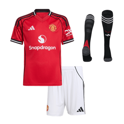 Gyerek Manchester United 
Otthoni 
Mez 
Készlet (Mez + Nadrág + Zokni) 
2025/26 
Piros