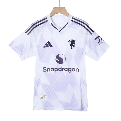 B.FERNANDES #8 Játékos Manchester United Idegenbeli Soccer Mez 2025/26 Fehér