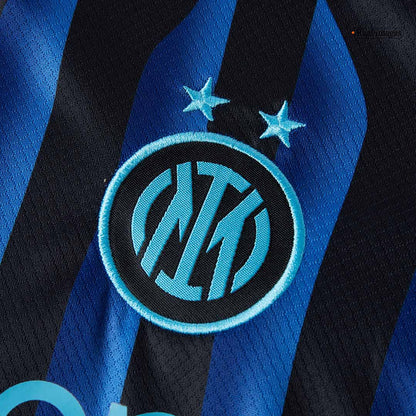Gyerek Inter Milan 
Otthoni 
Mez 
Készlet (Mez + Nadrág + Zokni) 
2025/26